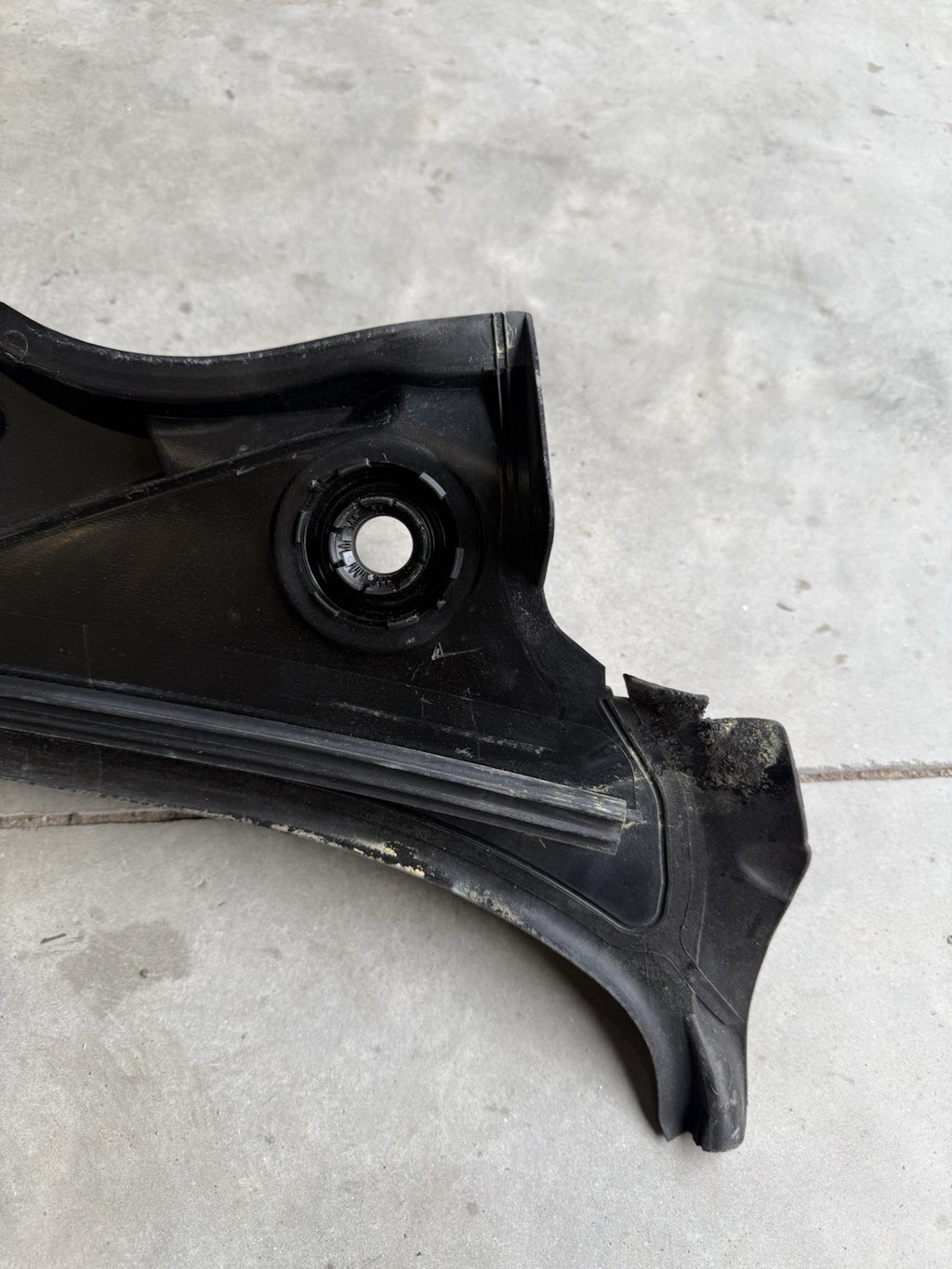 07-13 BMW E92 E93 328 335 M3 Windshield Wiper Cowl Trim Panel Cover Molding OEM