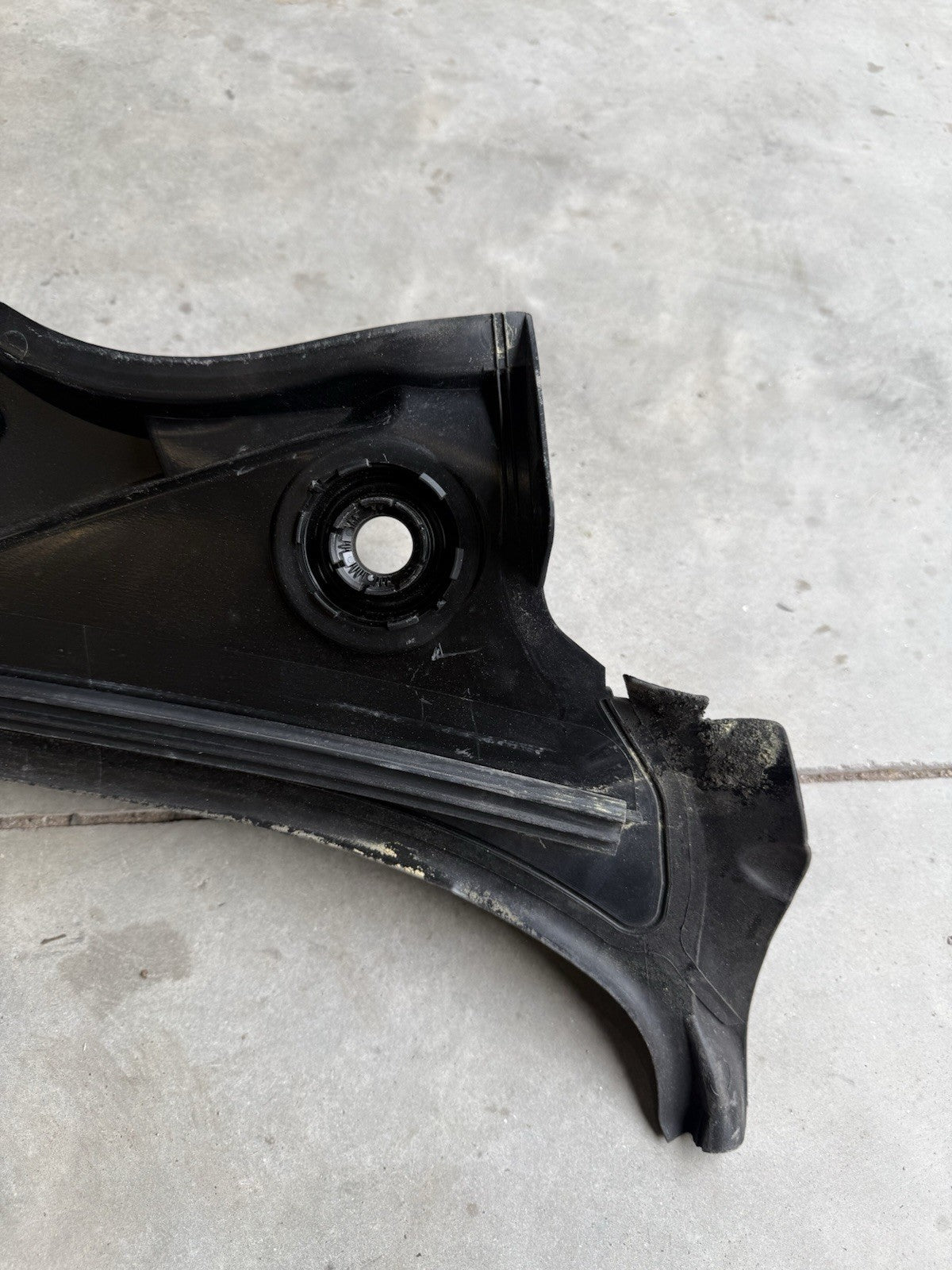 07-13 BMW E92 E93 328 335 M3 Windshield Wiper Cowl Trim Panel Cover Molding OEM